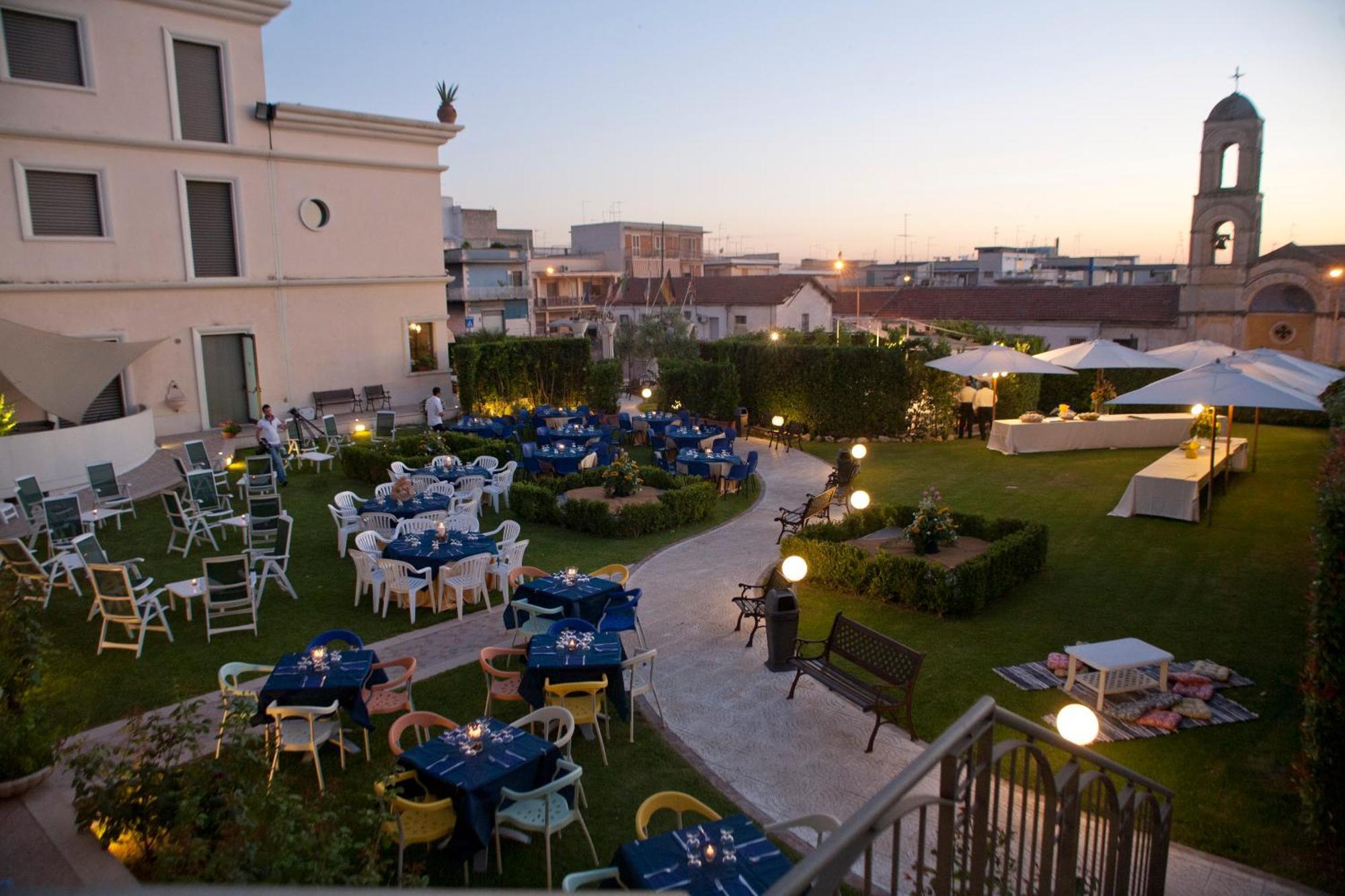 Hotel D'Altavilla Каноса ди Пулия Екстериор снимка